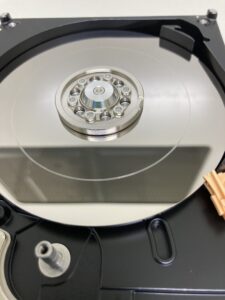 【データ復旧・データ復元成功実績】HDD WD WD5000AAKX-19U6AA0 500GB デスクトップ内蔵HDD、異音がして認識しない。HDDのデータ記録面に傷(キズ、スクラッチ)がある。