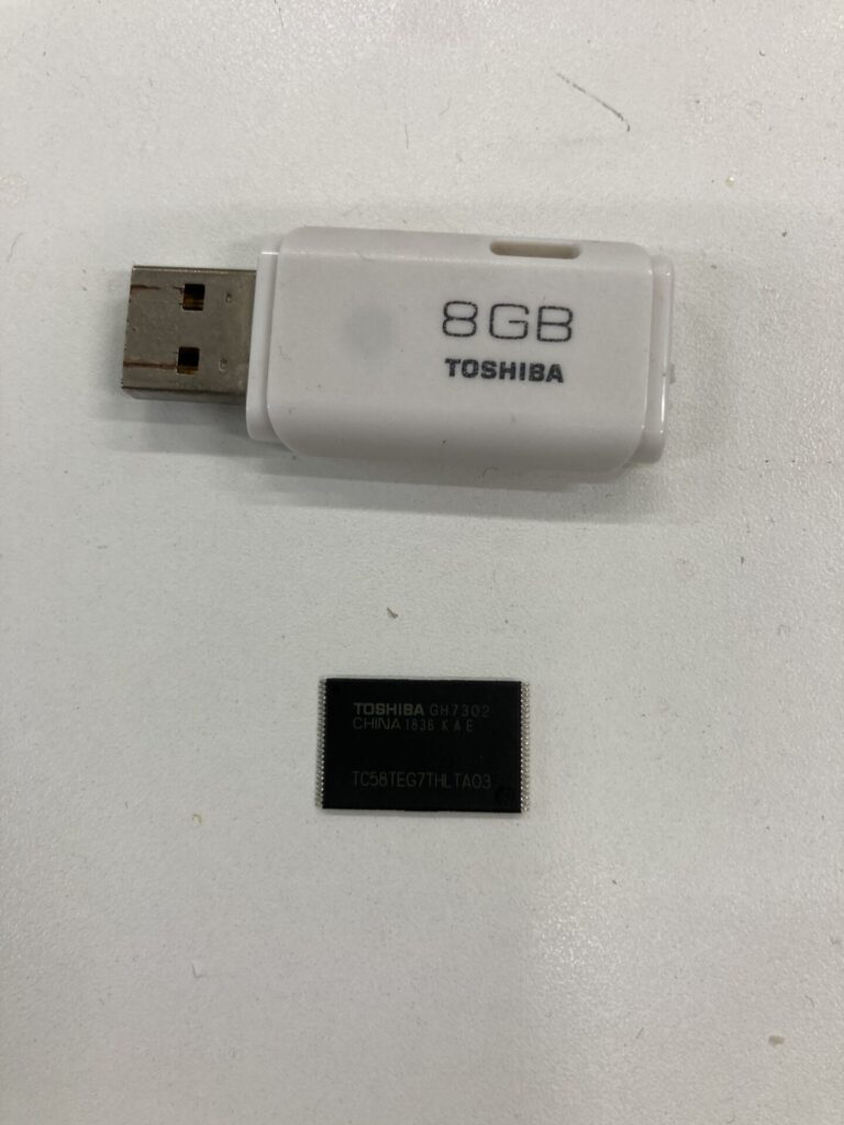 USBメモリ TOSHIBA 8GB